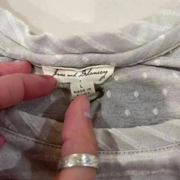 Jane & Delancey ShortSleeve Ruffled Sides Gray Striped Shirt Blouse Womens Large - Picture 4 of 6